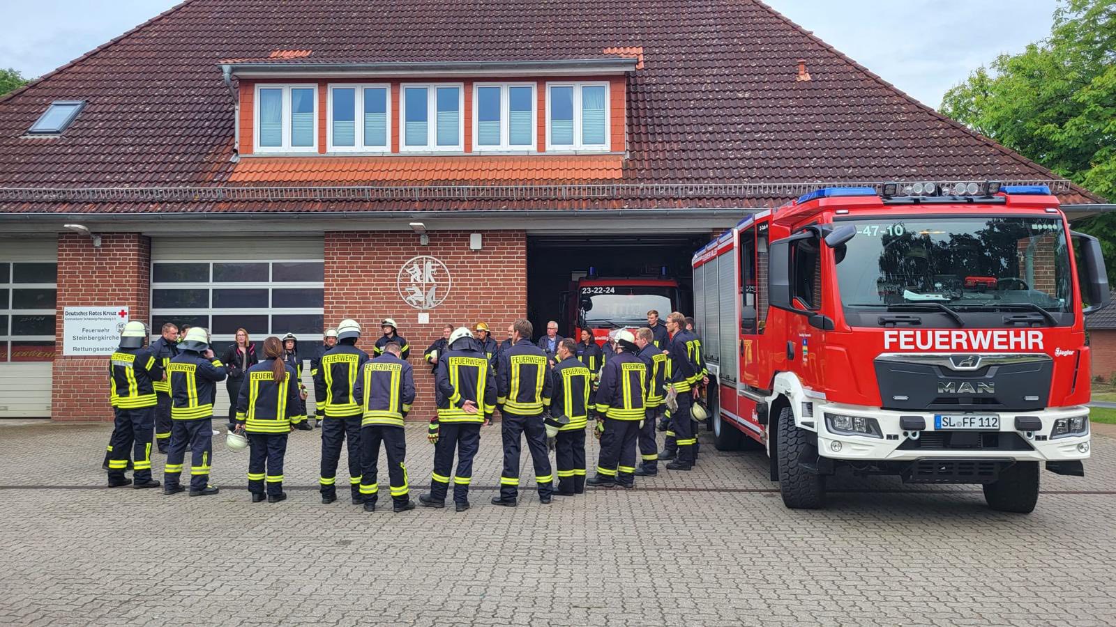 Start der Übung vor dem Gerätehaus Steinbergkirche